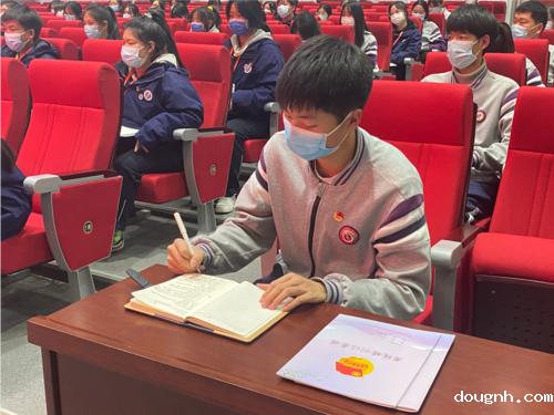 团员认真听课、做笔记 团员认真听课、做笔记