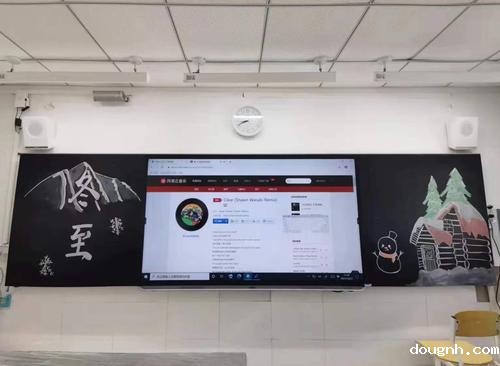 学生绘制冬至板报 学生绘制冬至板报