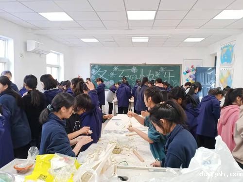 同学们热情高涨地动手包饺子 同学们热情高涨地动手包饺子