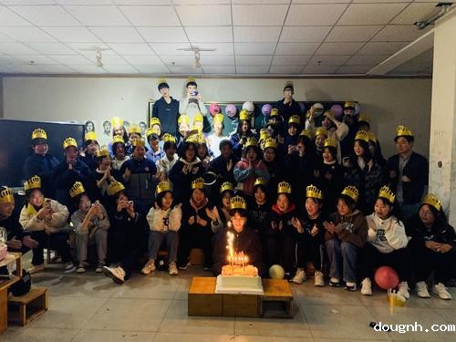 班主任为学生组织集体生日趴 班主任为学生组织集体生日趴