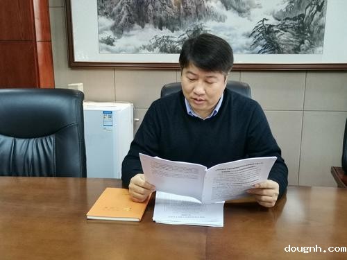 党委书记宋志强带领中心组成员进行理论学习 党委书记宋志强带领中心组成员进行理论学习