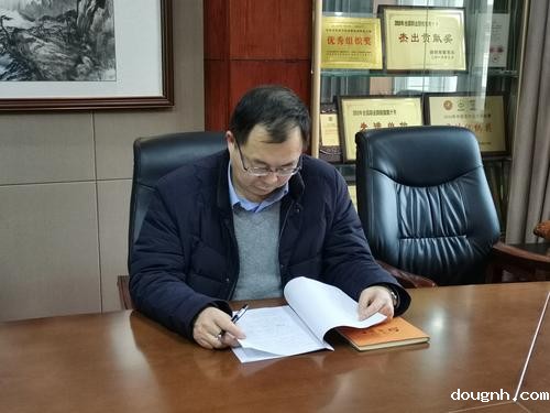 党委副书记段红军进行对照发言 党委副书记段红军进行对照发言