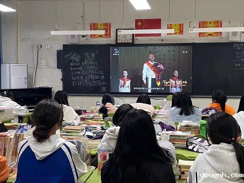 2020级设计3班学生们认真收看直播 2020级设计3班学生们认真收看直播