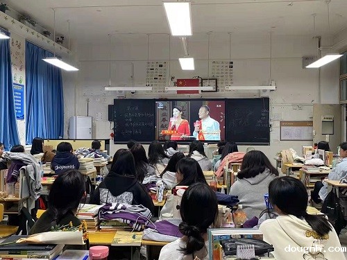 2020级学前5班学生们认真收看直播 2020级学前5班学生们认真收看直播