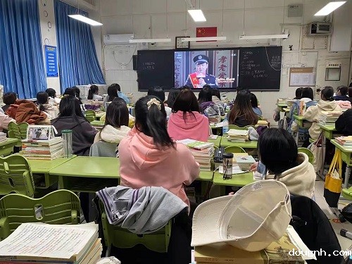 2020级学前6班学生们认真收看直播 2020级学前6班学生们认真收看直播