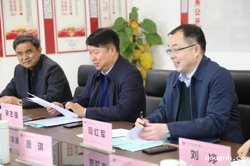 校党委书记、校长宋志强代表学校作整体汇报 校党委书记、校长宋志强代表学校作整体汇报