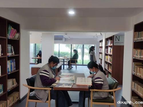 2.学生沉浸在读书中 2.学生沉浸在读书中