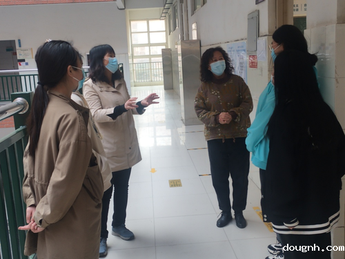 李新芳老师和尚书聪老师一起与学生交流谈心 李新芳老师和尚书聪老师一起与学生交流谈心