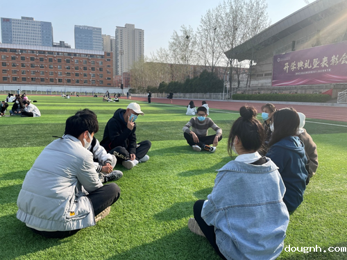 刘旭楠老师带领学生在操场做游戏 刘旭楠老师带领学生在操场做游戏