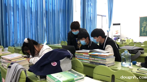 王艳芬老师和学生家长视频通话报平安 王艳芬老师和学生家长视频通话报平安