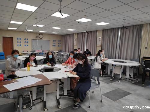 陇海校区班主任认真记录培训要点 陇海校区班主任认真记录培训要点