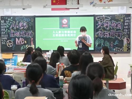 班主任赵靓向学生讲解吸烟的危害 班主任赵靓向学生讲解吸烟的危害