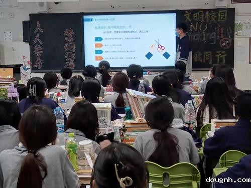 学生干部带领学生学习禁烟的校规与校纪 学生干部带领学生学习禁烟的校规与校纪