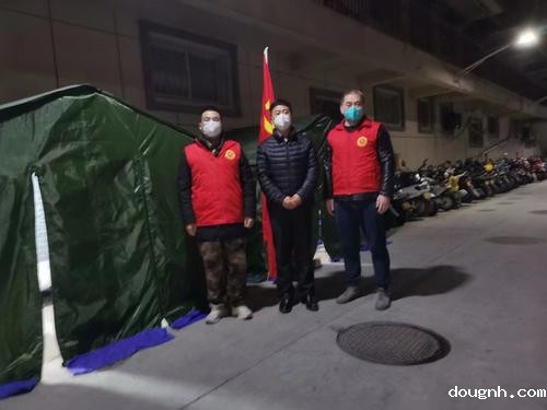 2.党员志愿者王亚南、朱红伟在陇海路275号院一线值班 2.党员志愿者王亚南、朱红伟在陇海路275号院一线值班