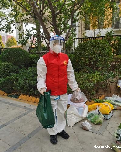 3.党员志愿者王艳芬在社区发放疫情物资 3.党员志愿者王艳芬在社区发放疫情物资