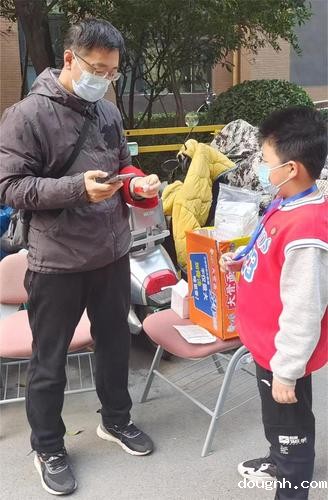 5.党员志愿者马春龙协助社区核酸检测 5.党员志愿者马春龙协助社区核酸检测