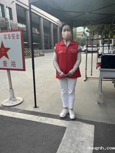 6.党员志愿者郑丽影在社区门口值班 6.党员志愿者郑丽影在社区门口值班