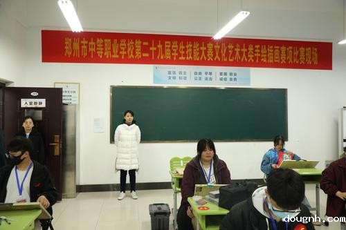 2郑州市职业技术教育教研室培训部主任李洋巡视考场 2郑州市职业技术教育教研室培训部主任李洋巡视考场