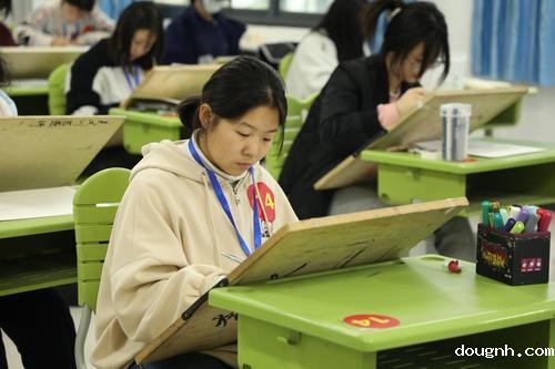 3选手认真作画 3选手认真作画