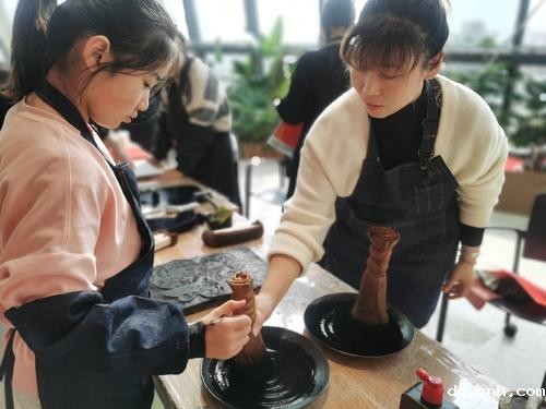 118新利app市工艺美术大师、木版年画非遗教师贾芳带领学生参加“年味飘飘迎新年”非遗项目。 118新利app市工艺美术大师、木版年画非遗教师贾芳带领学生参加“年味飘飘迎新年”非遗项目。