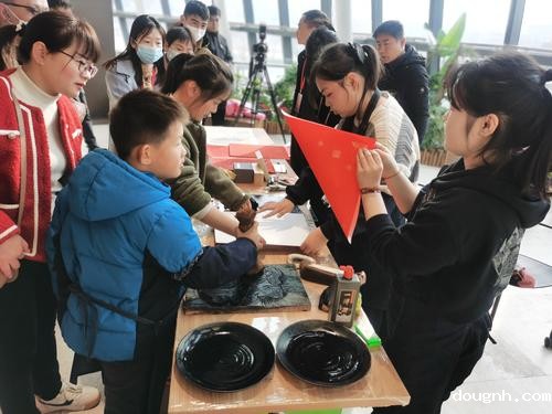 2活动现场热闹非凡 2活动现场热闹非凡