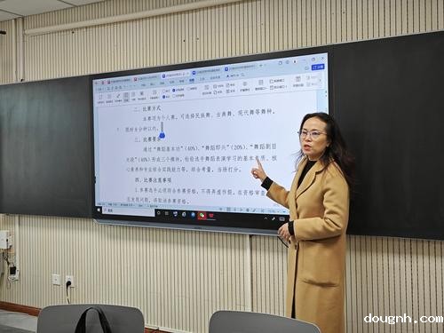 3郑州市中等职业学校音乐表演中心教研组组长胡金丽带领成员研读比赛方案 3郑州市中等职业学校音乐表演中心教研组组长胡金丽带领成员研读比赛方案