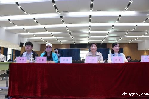 5.评委老师认真欣赏剧目 5.评委老师认真欣赏剧目