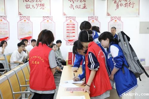 1.参赛选手在监督员的监督下抽签 1.参赛选手在监督员的监督下抽签