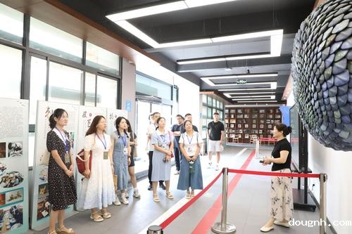 4参观学校非遗实训中心 4参观学校非遗实训中心