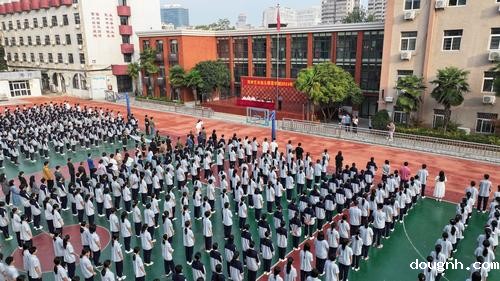 118新利app陇海校区举行2024-2025学年秋季运动会开幕仪式 118新利app陇海校区举行2024-2025学年秋季运动会开幕仪式