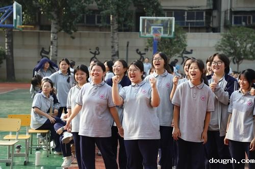 9学生为班级喝彩 9学生为班级喝彩