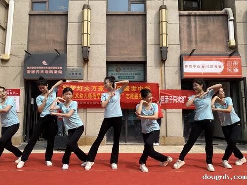 4认真表演的学生 4认真表演的学生