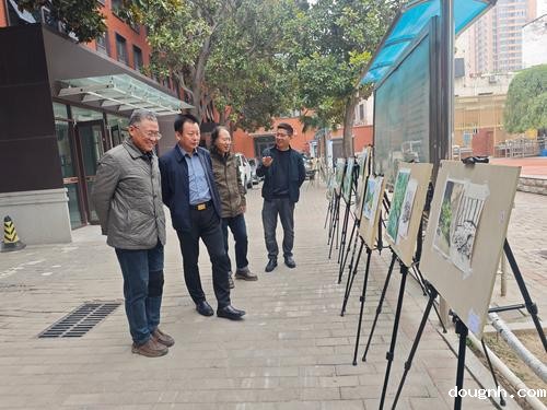 2校领导和美术老师参观作品 2校领导和美术老师参观作品