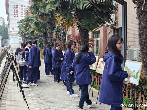 5学生认真欣赏画作 5学生认真欣赏画作