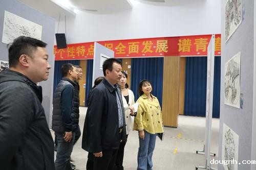 3.学校党委书记周卫红参观画展 3.学校党委书记周卫红参观画展
