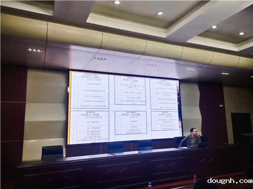 郑州梦想家装饰人事部负责人武延坡向同学们介绍岗位信息 郑州梦想家装饰人事部负责人武延坡向同学们介绍岗位信息