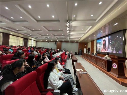 认真听宣讲的同学们 认真听宣讲的同学们