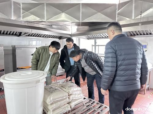 党委副书记、校长马进伟检查航海校区食堂食品安全 党委副书记、校长马进伟检查航海校区食堂食品安全