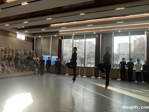 舞蹈专业学生展示跳跃动作 舞蹈专业学生展示跳跃动作