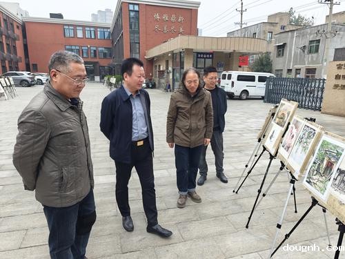 校党委书记周卫红指导美术教学工作 校党委书记周卫红指导美术教学工作