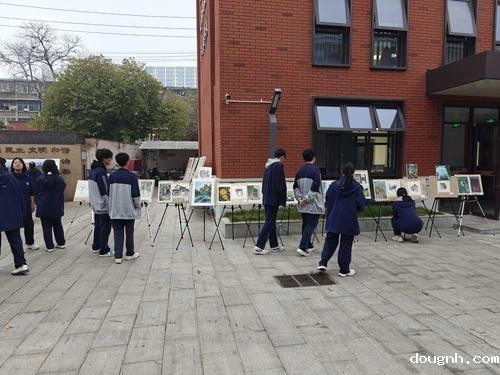 美丽的画作点缀校园文化生活 美丽的画作点缀校园文化生活