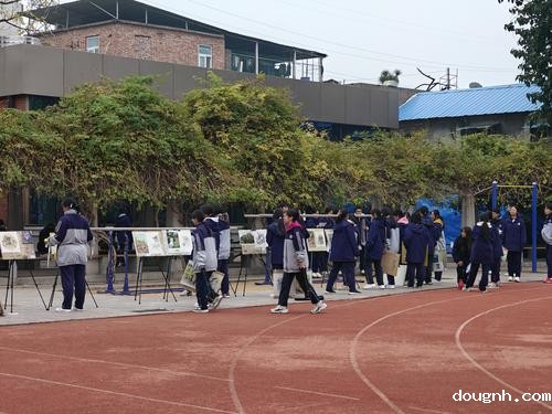 同学们积极布置画展 同学们积极布置画展