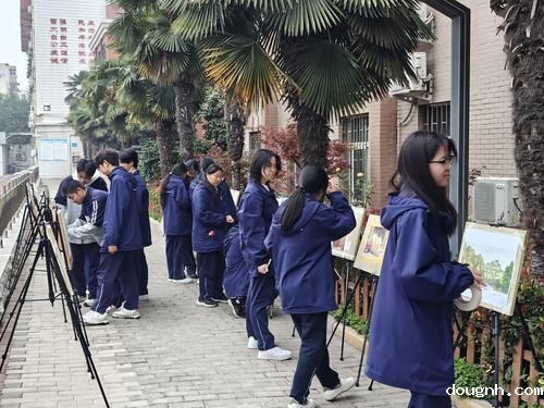 学生认真欣赏画作 学生认真欣赏画作