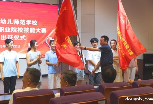 5.学校党委书记周卫红为参赛队伍代表授出征旗 5.学校党委书记周卫红为参赛队伍代表授出征旗