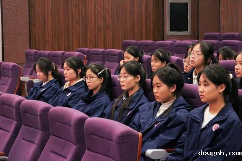 3.团员们认真聆听 3.团员们认真聆听