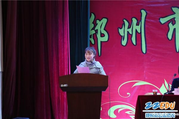 　学生代表致开幕词