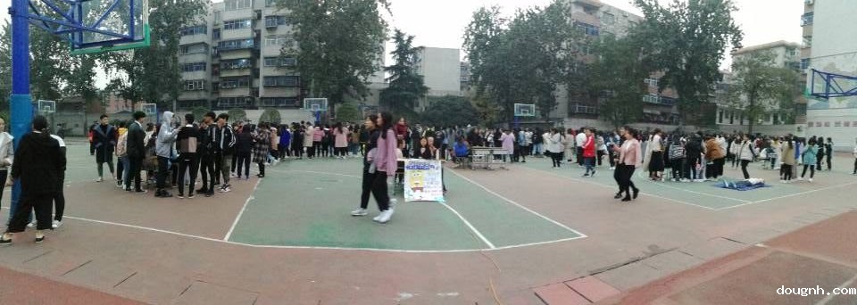 招新开始，同学们纷纷入场