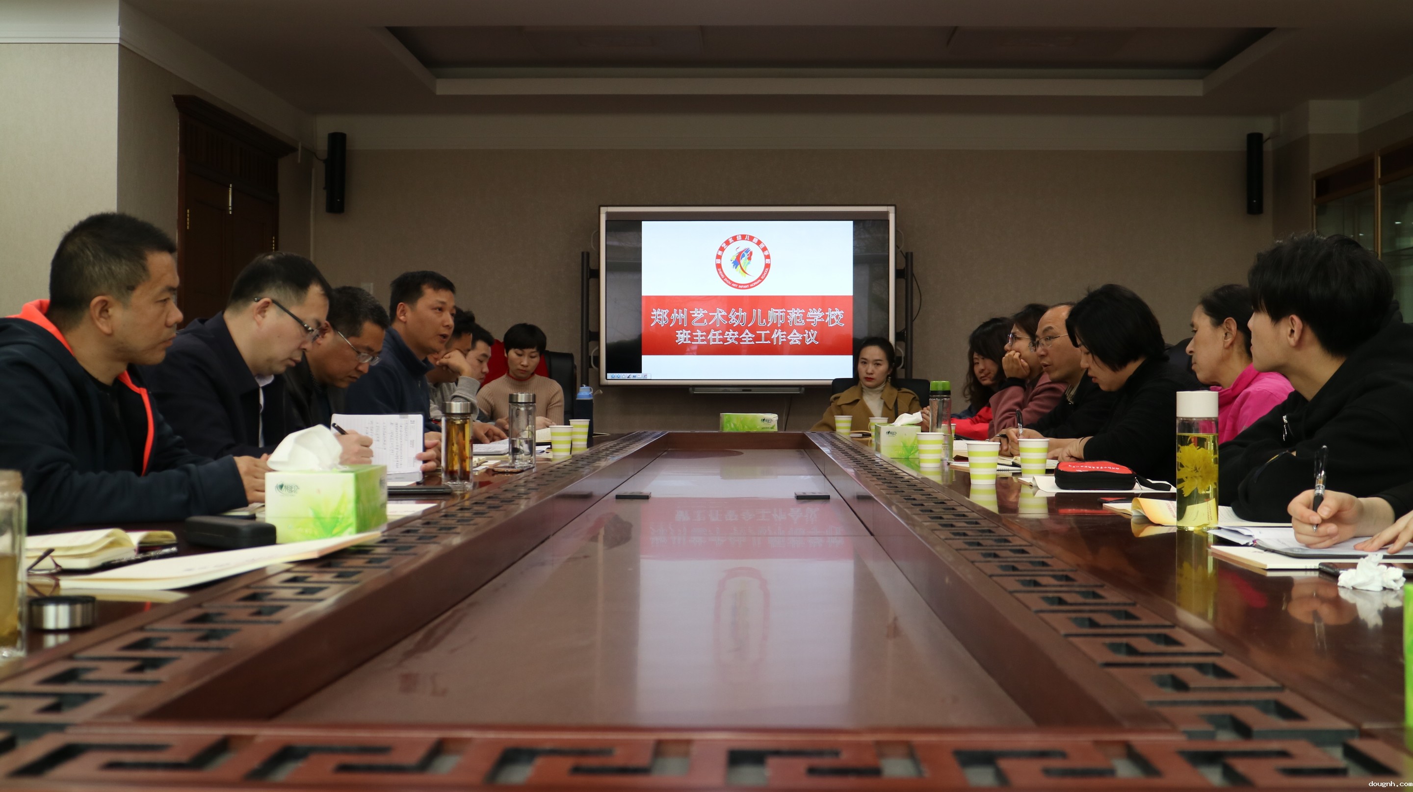 校团委书记郭晓菲主持会议