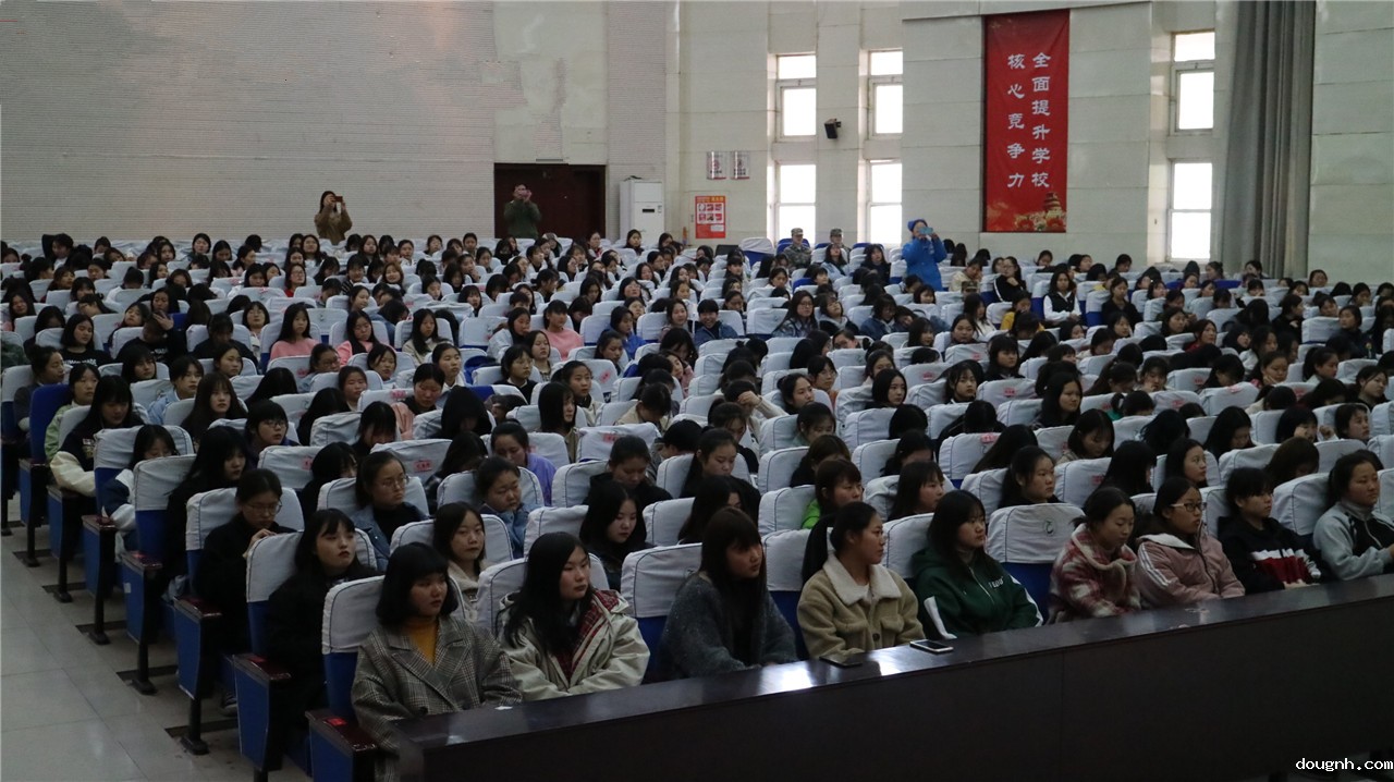 同学们认真聆听热情高涨