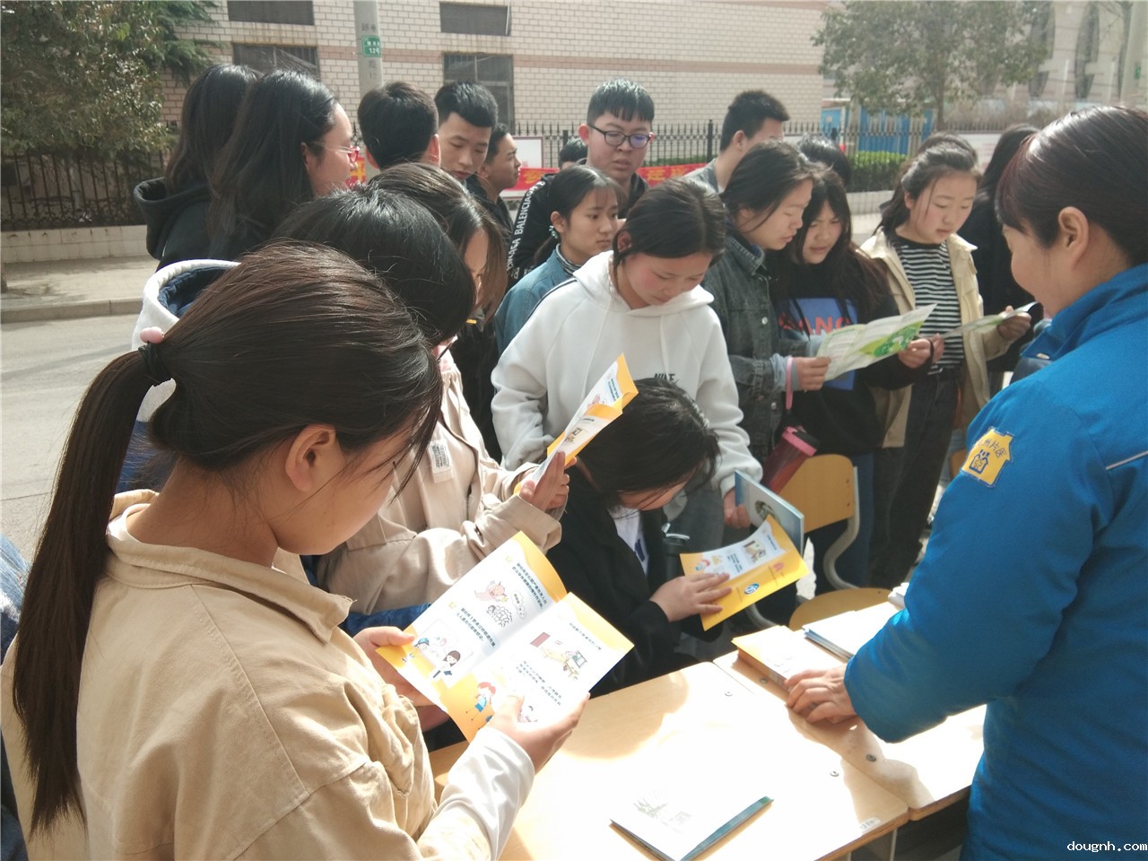 热情踊跃的同学们
